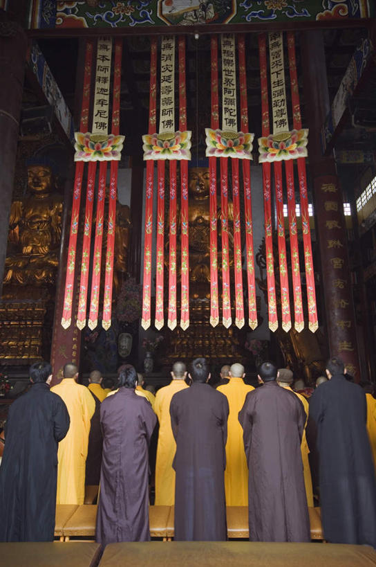 东方人,寺庙,站,双手交叉,竖图,室内,白天,旅游,度假,标志建筑,地标,建筑,雕塑,中国,亚洲,跪拜,服装,节日,艺术,装饰,雕刻,雕像,柱子,墙,许多人,燃烧,黄种人,文化,娱乐,建设,江苏,苏州,经幡,墙壁,墙面,膜拜,虔诚,背面,衣服,香火,工艺品,庙宇,祈祷,站着,一群人,享受,休闲,健康,金色,旅游胜地,放松,许愿,宗教,服饰,信仰,纪念,祈求,美术,富贵,神圣,衣着,穿着,主题,陈列,东亚,忠诚,江苏省,苏州市,风马旗,中华人民共和国,华东地区,苏,功能,美学,富丽,衣饰,敬拜,名誉,荣华,崇高,虔敬,平安,男人,男性,年轻男性,年轻女性,女人,女性,亚洲人,十字手,站立,彩图,全身,庙,寺