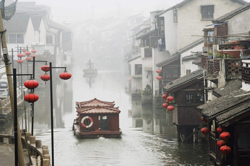 无人,家,横图,俯视,室外,白天,度假,兴奋,热情,河流,美景,水,雾,城市风光,城市,船,照明,中国,亚洲,一排,阴影,波纹,飞溅,朦胧,模糊,整齐,溅,光线,灯笼,液体,影子,纸灯笼,房屋,屋子,河水,景观,水滴,水流,木船,开放,娱乐,楼房,住宅,水珠,排列,红色,水纹,阳光,船尾波,灯具,交通工具,波浪,享受,休闲,健康,温暖,景色,奔放,放松,活力,积极,激情,朝气,暖色,照亮,吉祥,迷雾,舟,生命,照明设备,队列,喷洒,载具,饱满,东亚,安徽,安徽省,中华人民共和国,华东地区,皖,革命,宿州,宿州市,热烈,赤色,充实,斗志,喜气,主动,大雾,彩图,高角度拍摄,欢乐,房子