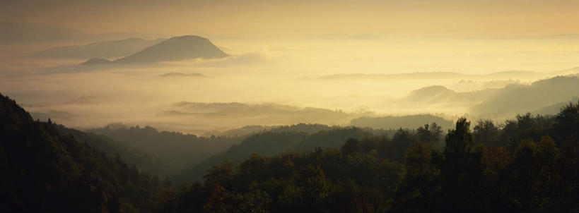 无人,横图,俯视,室外,白天,美景,日落,山,山脉,树林,植物,雾,朦胧,模糊,平静,景观,山峰,晚霞,霞光,落日,山峦,树,树木,绿色,自然,黄昏,群山,景色,彩霞,安静,茂密,茂盛,生长,成长,宁静,迷雾,静谧,自然风光,镇静,沉静,恬静,安祥,僻静,清静,太平,夕照,大雾,夕阳,彩图,高角度拍摄,斜阳