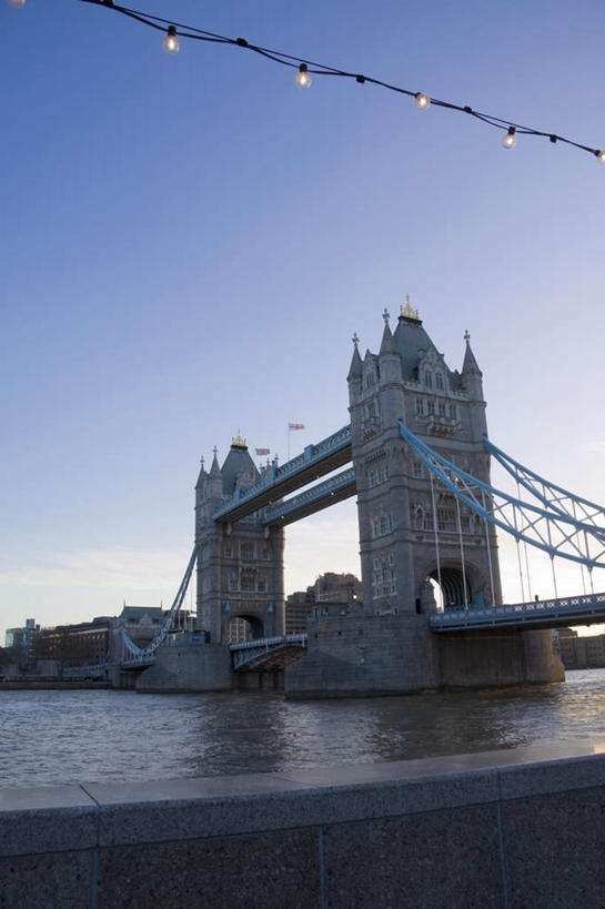 无人,竖图,室外,白天,仰视,旅游,度假,河流,水,大桥,桥梁,照明,英国,欧洲,伦敦,吊挂,悬挂,波纹,节日,灯泡,河水,水流,桥,首都,挂,文化,娱乐,伦敦塔桥,泰晤士河,灯,蓝色,倒影,蓝天,水纹,天空,灯具,波浪,天,祈祷,享受,休闲,健康,放松,许愿,宗教,吊桥,白炽灯,信仰,纪念,人行桥,祈求,悬索桥,照亮,倒映,基督教,西欧,天主教,吊杆,大不列颠,照明工具,大不列颠及北爱尔兰联合王国,塔桥,白炽灯泡,梨形灯泡,梨形,大不列颠联合王国,日不落英帝国,雾都,反照,锚锭,悬索,平安,彩图,低角度拍摄