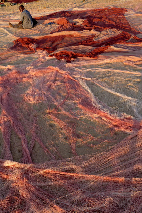 西方人,一个人,坐,竖图,俯视,室外,白天,度假,美景,沙滩,城市风光,城市,欧洲,非洲,马拉维,黑人,欧洲人,仅一个男性,仅一个人,阴影,服装,光线,沙子,影子,海岸,景观,沙地,注视,休闲装,娱乐,仅一个年轻男性,衣服,阳光,观察,看,享受,休闲,休闲服,景色,放松,服饰,渔网,观看,渔具,察看,关注,抓捕,捕捞,鱼网,拉网,捕捞工具,阿非利加洲,马拉维共和国,男人,男性,年轻男性,非洲人,海滩,坐着,半身,彩图,高角度拍摄