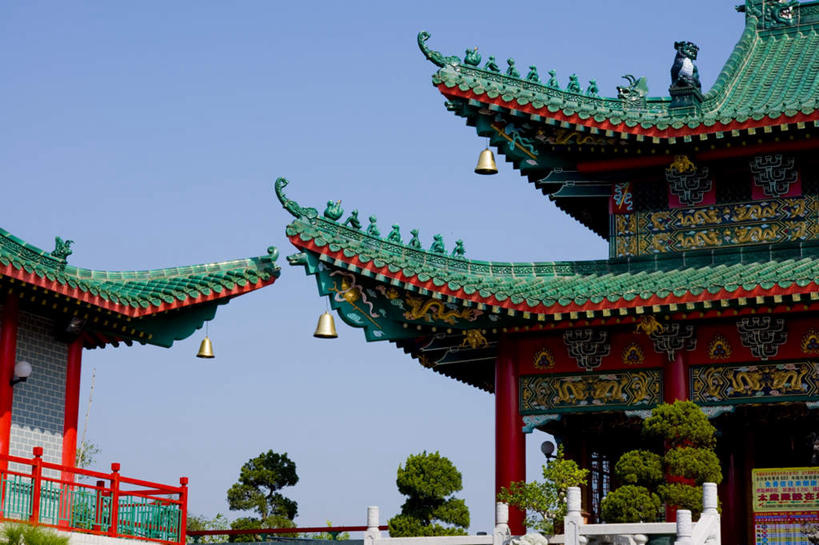 无人,寺庙,栏杆,露台,横图,室外,白天,仰视,旅游,度假,植物,窗户,门,阳台,标志建筑,地标,建筑,雕塑,香港,中国,亚洲,阴影,节日,新鲜,艺术,装饰,光线,标志,雕刻,雕像,扶手,铃铛,瓦片,文字,影子,柱子,字符,墙,屋顶,燃烧,顶棚,瓦,文化,娱乐,标识,建设,护栏,玻璃窗,墙壁,墙面,树,树木,蓝色,绿色,蓝天,天空,阳光,自然,香火,工艺品,门框,庙宇,天,祈祷,享受,休闲,健康,汉字,旅游胜地,放松,许愿,宗教,建造,信仰,生长,晴朗,成长,纪念,青春,祈求,美术,港,生命,中文,主题,和平,安详,陈列,东亚,屋瓦,万里无云,香港特别行政区,港澳台,中华人民共和国,功能,美学,国文,华文,冷色,平安,晴空,晴空万里,彩图,低角度拍摄,露天阳台,庙,寺