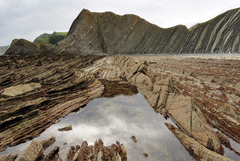 无人,横图,室外,白天,正面,旅游,度假,石头,美景,山,山脉,欧洲,许多,阴影,波纹,平静,光线,石子,影子,景观,山峰,涟漪,山峦,很多,水潭,娱乐,蓝色,倒影,蓝天,水纹,天空,阳光,自然,波浪,群山,天,享受,休闲,景色,安静,放松,积水,晴朗,宁静,连绵,倒映,绵延,静谧,南欧,自然风光,伊比利亚半岛,万里无云,水晕,镇静,冷静,沉静,恬静,安祥,僻静,清静,太平,绵亘,反照,伊比利亚,石块,岩石,晴空,晴空万里,彩图