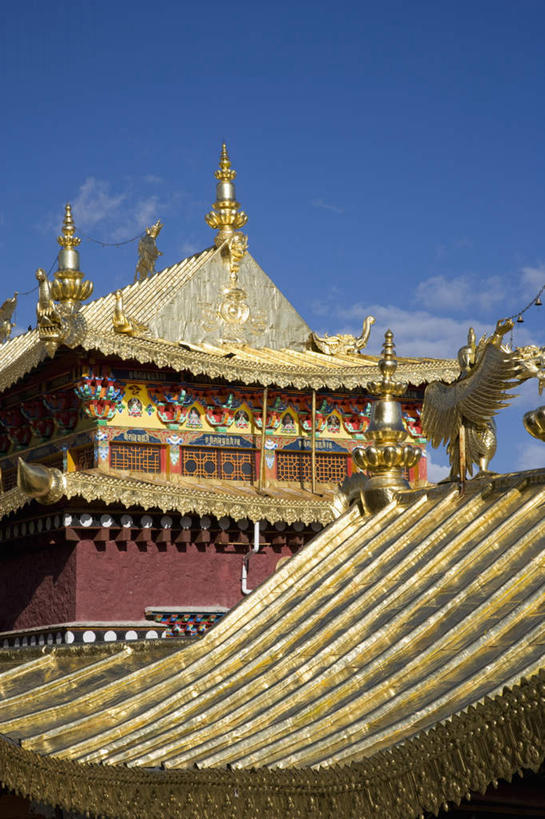 无人,寺庙,竖图,室外,白天,仰视,旅游,度假,标志建筑,地标,建筑,香格里拉,中国,亚洲,阴影,节日,光线,影子,屋顶,云,云朵,燃烧,云彩,顶棚,文化,娱乐,建设,迪庆,云南,蓝色,白云,蓝天,天空,阳光,香火,庙宇,天,祈祷,享受,休闲,健康,金色,旅游胜地,放松,许愿,宗教,信仰,晴朗,纪念,祈求,富贵,东亚,忠诚,迪庆藏族自治州,云南省,中华人民共和国,西南地区,富丽,滇,迪庆州,名誉,荣华,香格里拉县,平安,晴空,彩图,低角度拍摄,庙,寺