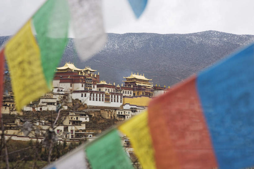 无人,家,寺庙,横图,彩色,室外,白天,正面,度假,美景,山,山脉,城市风光,城市,旗帜,香格里拉,中国,亚洲,一排,阴影,节日,整齐,光线,影子,房屋,屋顶,屋子,景观,山峰,山峦,燃烧,顶棚,文化,娱乐,旗子,楼房,云南,住宅,排列,蓝色,蓝天,天空,阳光,香火,庙宇,群山,天,祈祷,享受,休闲,健康,金色,景色,放松,许愿,宗教,信仰,晴朗,纪念,五颜六色,祈求,色彩斑斓,富贵,队列,五彩缤纷,东亚,忠诚,云南省,万里无云,中华人民共和国,省会,西南地区,五彩斑斓,富丽,旌旗,旗号,滇,名誉,荣华,五光十色,平安,晴空,晴空万里,彩图,房子,庙,寺