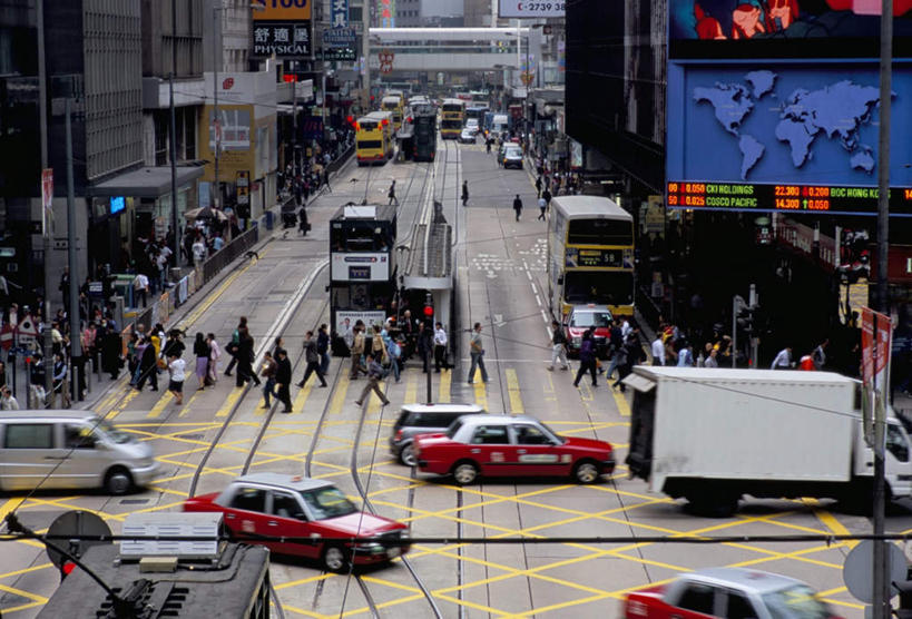 东方人,商店,走,横图,俯视,室外,白天,度假,安全,美景,城市风光,城市,道路,路,人行横道,公路,公共汽车,汽车,香港,中国,亚洲,行人,游客,游人,阴影,服装,光线,影子,景观,人行道,巴士,信号灯,公交车,交通,许多人,注视,休闲装,黄种人,娱乐,商铺,路人,旅客,车,衣服,阳光,交通工具,轿车,观察,看,一群人,享受,休闲,休闲服,景色,放松,警示,服饰,观看,港,察看,关注,提示,载具,人行横道线,流通,东亚,交通信号灯,香港特别行政区,港澳台,中华人民共和国,市肆,商号,过客,男人,男性,中年男性,亚洲人,斑马线,马路,步行,散步,走路,彩图,高角度拍摄,全身,店铺