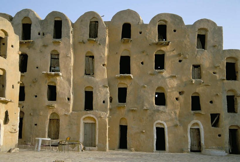 无人,家,横图,室外,白天,正面,旅游,度假,窗户,窗帘,标志建筑,地标,建筑,非洲,突尼斯,一排,阴影,整齐,装饰,光线,影子,房屋,屋子,娱乐,建设,楼房,玻璃窗,住宅,排列,蓝色,蓝天,天空,阳光,帘子,天,享受,休闲,遮阳,旅游胜地,放松,晴朗,华丽,修饰,点缀,队列,北非,万里无云,衬托,美观,雅致,雅观,阿非利加洲,突尼斯共和国,晴空,晴空万里,彩图,房子