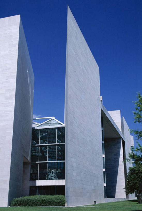 无人,竖图,室外,白天,仰视,旅游,度假,草地,草坪,植物,窗户,标志建筑,地标,建筑,玻璃,美国,阴影,光线,影子,墙,屋顶,首都,顶棚,娱乐,建设,玻璃窗,墙壁,墙面,玻璃制品,草,树,树木,蓝色,绿色,蓝天,天空,阳光,自然,天,享受,休闲,旅游胜地,放松,生长,晴朗,成长,北美,北美洲,美术馆,美洲,华盛顿特区,万里无云,华盛顿哥伦比亚特区,华府,美国国家美术馆,北亚美利加洲,亚美利加洲,晴空,晴空万里,彩图,低角度拍摄