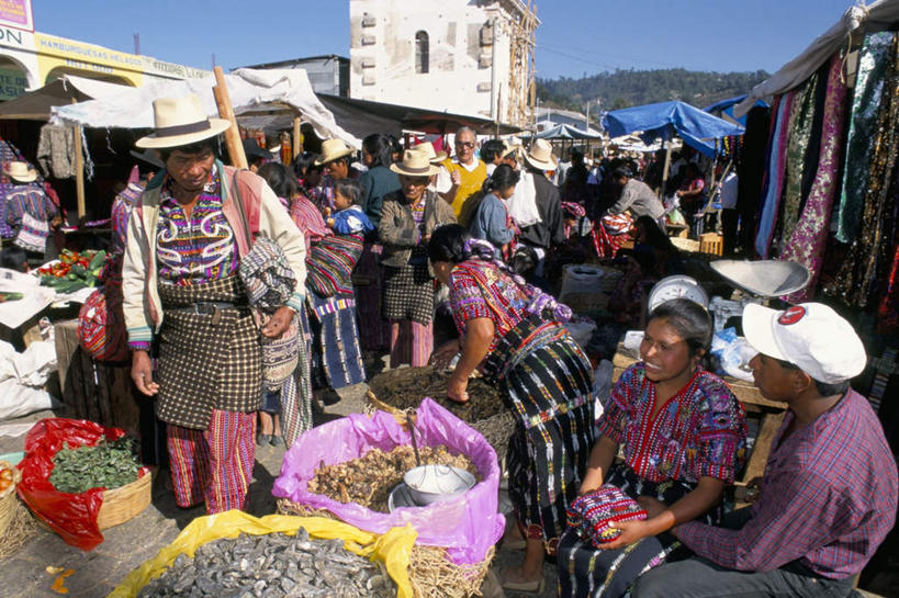 西方人,家,商店,坐,走,横图,室外,白天,正面,购物,度假,消费,美景,山,山脉,城市风光,城市,蔬菜,欧洲,危地马拉,欧洲人,许多,行人,游客,游人,弯腰,阴影,服装,新鲜,光线,影子,房屋,屋子,景观,山峰,食品,山峦,许多人,扭头,注视,休闲装,娱乐,商铺,楼房,路人,旅客,住宅,食物,衣服,蓝色,蓝天,天空,阳光,群山,天,观察,看,转头,一群人,享受,休闲,休闲服,景色,放松,金融,服饰,有机食品,绿色食品,晴朗,观看,察看,北美,北美洲,关注,美洲,选购,贸易,万里无云,北亚美利加洲,亚美利加洲,弯身,血拼,危地马拉共和国,瓜地马拉,市肆,商号,过客,男人,男性,女人,女性,中年男性,中年女性,白种人,晴空,晴空万里,步行,散步,走路,坐着,半身,彩图,房子,店铺