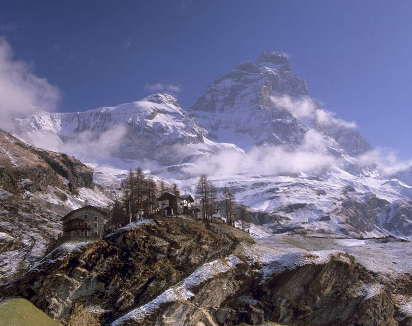 无人,家,横图,室外,白天,仰视,旅游,度假,石头,美景,山,雪,雪山,雾,大雪,意大利,欧洲,阴影,朦胧,模糊,光线,石子,影子,房屋,屋子,冰,积雪,景观,山峰,雪景,冬季,冬天,山峦,娱乐,楼房,住宅,蓝色,蓝天,天空,阳光,自然,天,享受,休闲,景色,放松,寒冷,晴朗,迷雾,冰冷,南欧,自然风光,万里无云,意大利共和国,首府,严寒,冰凉,酷寒,凛冽,凛凛,极冷,奥斯塔,瓦莱达奥斯塔,瓦莱达奥斯塔大区,石块,岩石,大雾,晴空,晴空万里,彩图,低角度拍摄,房子