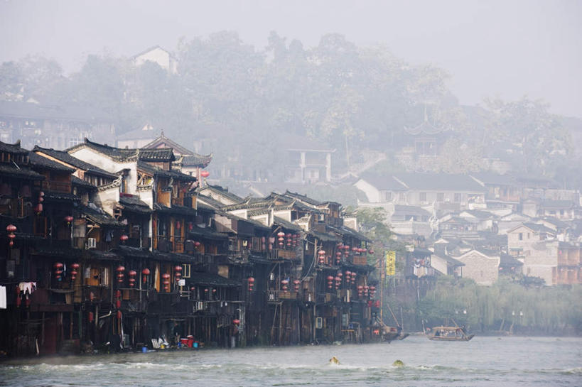 无人,家,横图,室外,白天,正面,度假,河流,美景,水,植物,雾,城市风光,城市,船,鸟,照明,中国,亚洲,朦胧,模糊,凤凰,鸟类,灯笼,木板,纸灯笼,房屋,屋子,河水,景观,水流,桥,木船,木桥,娱乐,楼房,住宅,栈桥,树,树木,绿色,自然,灯具,交通工具,享受,休闲,景色,放松,生长,成长,人行桥,木板桥,照亮,迷雾,黑颈长脚鹬,舟,照明设备,载具,东亚,湖南,湖南省,长脚鹬,凤凰古城,中华人民共和国,华中地区,湘,凤凰县,大雾,彩图,全身,房子