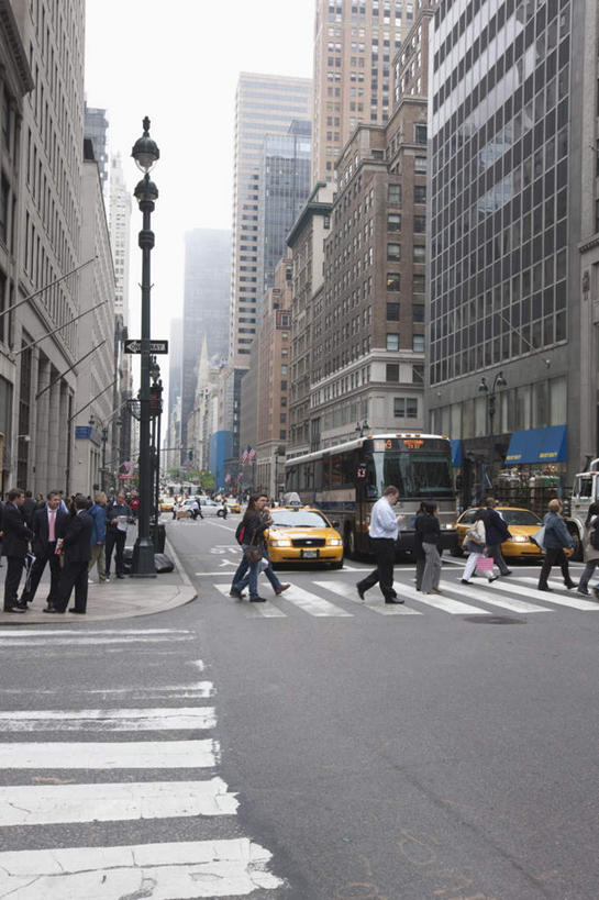 西方人,高楼大厦,商店,站,走,竖图,室外,白天,仰视,度假,安全,美景,雾,城市风光,城市,大厦,道路,建筑,路,摩天大楼,人行横道,公路,公共汽车,汽车,欧洲,纽约,美国,欧洲人,行人,游客,游人,服装,朦胧,模糊,景观,人行道,巴士,曼哈顿,信号灯,公交车,交通,许多人,注视,休闲装,娱乐,建设,商铺,路人,旅客,车,衣服,交通工具,轿车,观察,看,站着,一群人,享受,休闲,休闲服,景色,放松,警示,服饰,观看,迷雾,察看,北美,北美洲,关注,提示,载具,人行横道线,美洲,流通,第五大道,交通信号灯,百老汇,纽约州,帝国之州,帝国州,北亚美利加洲,亚美利加洲,纽约第五街,市肆,商号,过客,男人,男性,女人,女性,中年男性,中年女性,白种人,大雾,斑马线,马路,步行,散步,站立,走路,彩图,低角度拍摄,全身,大楼,店铺,高层建筑,高楼,摩天楼,曼哈顿岛