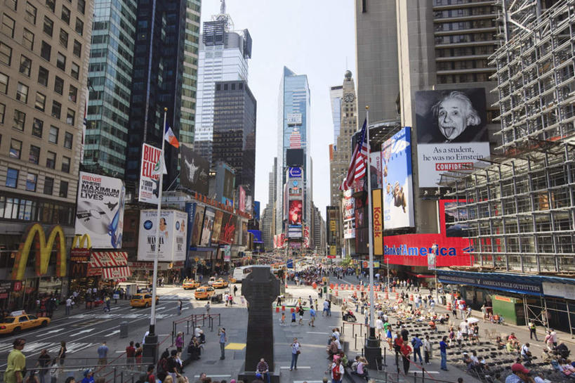 西方人,高楼大厦,商店,站,坐,走,横图,室外,白天,仰视,度假,安全,显示器,美景,城市风光,城市,大厦,建筑,路灯,摩天大楼,人行横道,出租车,汽车,旗帜,椅子,照明,欧洲,纽约,美国,欧洲人,一排,行人,游客,游人,阴影,服装,整齐,光线,屏幕,影子,景观,人行道,灯光,曼哈顿,信号灯,交通,许多人,注视,休闲装,方向,娱乐,旗子,显示屏,商铺,路人,旅客,箭头,车,灯,排列,衣服,蓝色,蓝天,天空,阳光,交通工具,轿车,天,观察,看,站着,一群人,享受,休闲,休闲服,景色,放松,警示,服饰,晴朗,观看,照亮,察看,北美,北美洲,指向,照明设备,队列,关注,提示,载具,的士,人行横道线,美洲,计程车,流通,输出设备,交通信号灯,纽约州,万里无云,帝国之州,帝国州,簇,北亚美利加洲,亚美利加洲,旌旗,旗号,市肆,商号,过客,男人,男性,女人,女性,中年男性,中年女性,白种人,晴空,晴空万里,斑马线,步行,散步,站立,走路,坐着,彩图,低角度拍摄,全身,大楼,店铺,高层建筑,高楼,摩天楼,曼哈顿岛