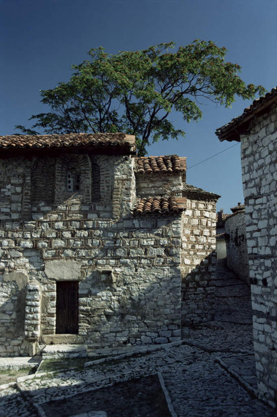 无人,家,竖图,室外,白天,仰视,旅游,度假,石头,名胜古迹,植物,门,标志建筑,地标,建筑,欧洲,阿尔巴尼亚,一排,阴影,遗迹,整齐,光线,石子,影子,房屋,墙,屋子,古迹,文物,娱乐,建设,古建筑,楼房,墙壁,墙面,住宅,树,树木,排列,蓝色,绿色,蓝天,天空,阳光,自然,门框,天,享受,休闲,旅游胜地,放松,生长,晴朗,成长,队列,南欧,古文明,万里无云,阿尔巴尼亚共和国,培拉特,培拉特州,石块,晴空,晴空万里,彩图,低角度拍摄,房子