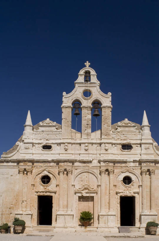 无人,教堂,竖图,室外,白天,仰视,旅游,度假,植物,窗户,门,标志建筑,地标,建筑,希腊,欧洲,阴影,节日,光线,盆栽,影子,墙,拱门,盆景,文化,娱乐,建设,玻璃窗,墙壁,墙面,祈愿,蓝色,绿色,蓝天,天空,阳光,自然,门框,天,祈祷,享受,休闲,健康,旅游胜地,放松,许愿,宗教,信仰,生长,晴朗,成长,纪念,祈求,信号,基督教,天主教,报时,信念,希腊共和国,万里无云,克里特岛,召集,鸣钟,平安,钟,晴空,晴空万里,彩图,低角度拍摄,大教堂,礼拜堂