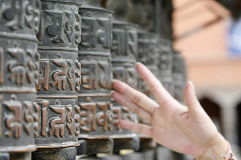 东方人,手,一个人,寺庙,摸,横图,室外,特写,白天,正面,旅游,度假,标志建筑,地标,建筑,尼泊尔,亚洲,仅一个女性,仅一个人,一排,抚摸,阴影,节日,朦胧,模糊,整齐,光线,标志,文字,影子,字符,字母,首都,燃烧,黄种人,文化,娱乐,标识,建设,排列,祈愿,阳光,香火,庙宇,祈祷,仅一个中年女性,享受,休闲,健康,手部,旅游胜地,放松,许愿,宗教,信仰,纪念,单手,祈求,信号,队列,南亚,报时,加德满都,苏瓦扬布拿佛塔,尼泊尔王国,加都,召集,德满都,鸣钟,四眼天神庙,平安,女人,女性,中年女性,亚洲人,钟,触摸,接触,半身,彩图,庙,寺