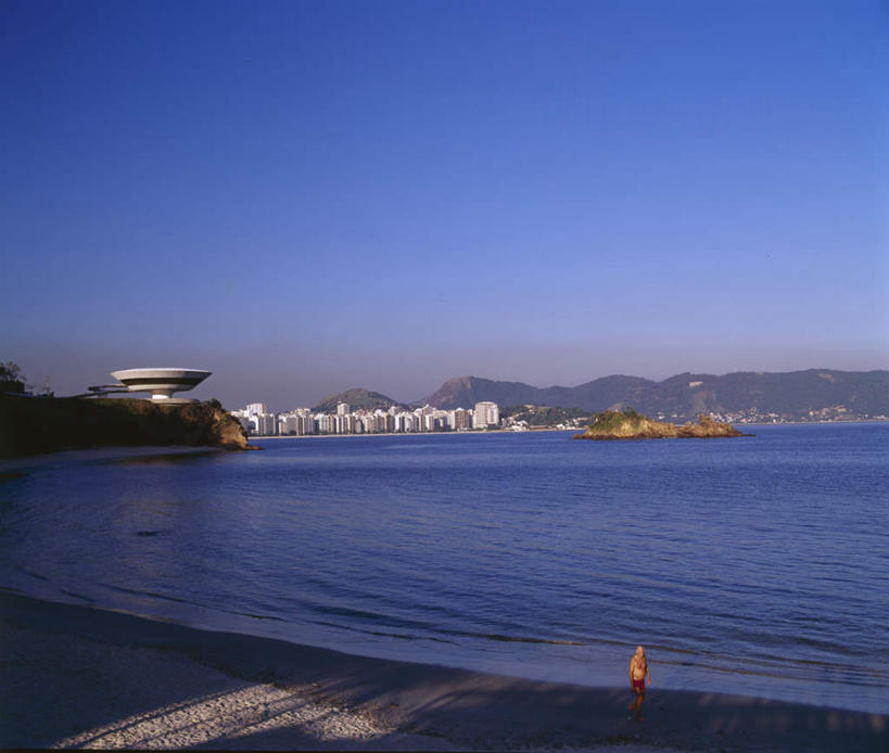 西方人,一个人,站,横图,室外,白天,正面,旅游,度假,海浪,海洋,美景,沙滩,山,山脉,植物,巴西,欧洲,欧洲人,仅一个男性,仅一个人,仅一个中年男性,阴影,服装,环保,光线,蛋格,沙子,影子,海岸,景观,浪花,山顶,山峰,沙地,山峦,注视,休闲装,娱乐,树,树木,衣服,蓝色,绿色,蓝天,天空,阳光,自然,海水,群山,天,观察,看,站着,享受,休闲,休闲服,景色,南美,放松,服饰,生长,能源,晴朗,成长,观看,回收,资源,察看,南美洲,拉丁美洲,关注,自然风光,美洲,海景,利用,低碳,鸡蛋盒,循环,万里无云,里约热内卢州,巴西联邦共和国,鸡蛋格,蛋托,亚美利加洲,蛋盒,南亚美利加洲,持续,颠峰,极峰,尼泰罗伊,男人,男性,中年男性,白种人,大海,风浪,海,海水的波动,海滩,近岸浪,涌浪,晴空,晴空万里,站立,彩图,全身