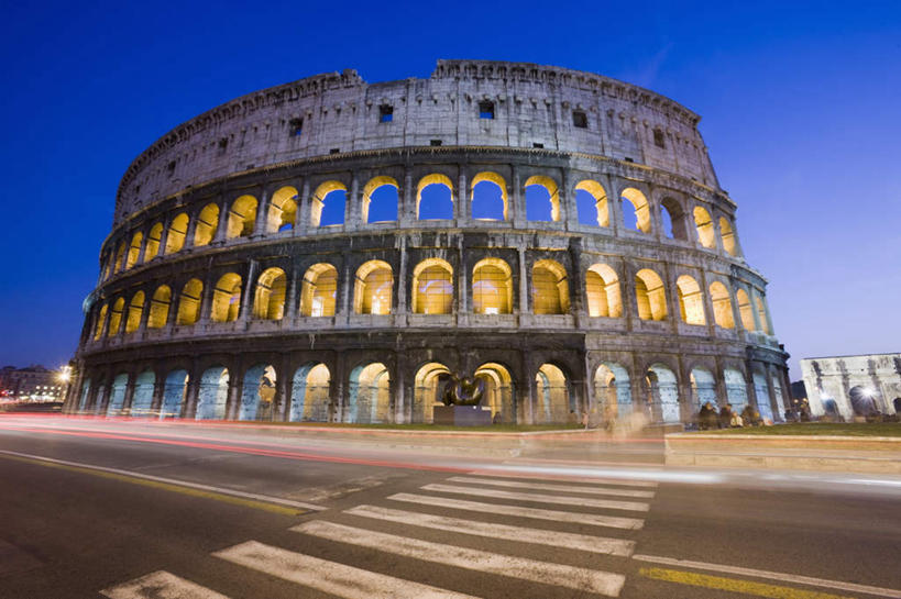 无人,横图,室外,夜晚,长时间曝光,仰视,旅游,度假,石头,标志建筑,道路,地标,建筑,剧院,路,人行横道,公路,意大利,欧洲,罗马,一排,整齐,并列,并排,石子,墙,拱门,人行道,分界线,停车线,交通,首都,娱乐,建设,墙壁,墙面,排列,蓝色,蓝天,天空,天,享受,休闲,旅游胜地,放松,晴朗,车行道,车行道分界线,队列,南欧,标线,人行横道线,平行,曝光,罗马竞技场,车行线,万里无云,意大利共和国,罗马斗兽场,哥罗塞姆,古罗马圆形大剧场,科洛西姆,罗马大角斗场,罗马圆形竞技场,暴光,石块,岩石,晴空,晴空万里,斑马线,马路,彩图,低角度拍摄,剧场,戏院