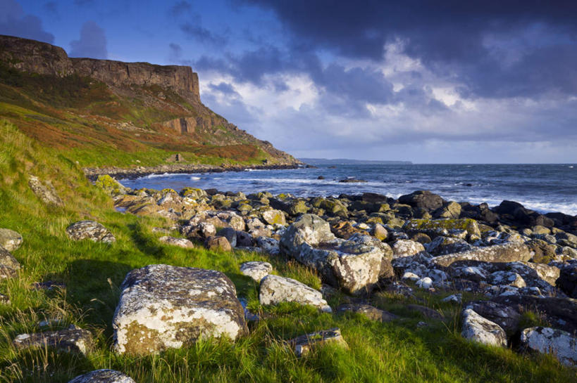 无人,横图,室外,白天,正面,度假,草地,海浪,海洋,石头,美景,沙滩,山,山脉,植物,城市风光,城市,爱尔兰,欧洲,阴影,光线,沙子,石子,影子,海岸,景观,浪花,山峰,水平线,悬崖,云,云朵,辽阔,海平线,沙地,山峦,云彩,娱乐,草,蓝色,绿色,白云,蓝天,天空,阳光,自然,海水,群山,天,享受,休闲,广阔,景色,放松,晴朗,一望无际,西欧,自然风光,海景,沉积岩,爱尔兰共和国,绝壁,阿尔斯特,阿尔斯特省,阿洛斯特,安特里姆郡,安特里姆区,无边无际,一马平川,水成岩,大海,风浪,海,海水的波动,海滩,近岸浪,石块,岩石,涌浪,晴空,彩图,水天相接,水天一线