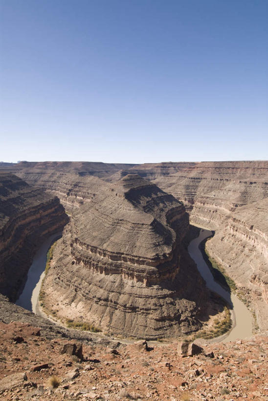 无人,公园,竖图,俯视,室外,白天,旅游,度假,河流,石头,美景,水,美国,阴影,光线,石子,影子,河水,景观,水流,娱乐,蓝色,蓝天,天空,阳光,自然,天,享受,休闲,景色,放松,晴朗,北美,北美洲,犹他州,自然风光,美洲,万里无云,鹅颈州立公园,北亚美利加洲,亚美利加洲,犹他,蜂窝之州,蜂房州,石块,岩石,晴空,晴空万里,彩图,高角度拍摄