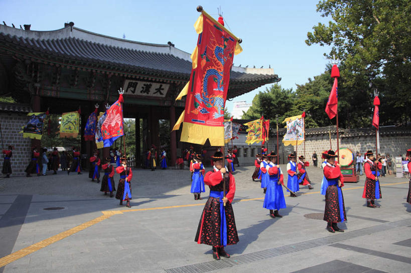 东方人,家,宫殿,站,举,横图,室外,白天,正面,民族服装,度假,美景,植物,别墅,门,城市风光,城市,旗帜,首尔,汉城,韩国,亚洲,一排,握,阴影,服装,整齐,并列,并排,光线,影子,房屋,墙,屋子,景观,公寓,围墙,首都,许多人,拿,拿着,注视,黄种人,娱乐,旗子,洋房,楼房,墙壁,墙面,住宅,树,树木,排列,衣服,蓝色,绿色,蓝天,天空,阳光,自然,门框,天,观察,看,托,站着,一群人,享受,休闲,景色,放松,握着,服饰,生长,晴朗,成长,观看,察看,衣着,穿着,队列,关注,豪宅,平行,东亚,万里无云,旌旗,旗号,大韩民国,首尔市,首尔特别市,特别市,衣饰,男人,男性,中年男性,亚洲人,晴空,晴空万里,举起,举手,举着,向上举,向上伸,向上托,站立,彩图,全身,传统服装,民俗服,房子