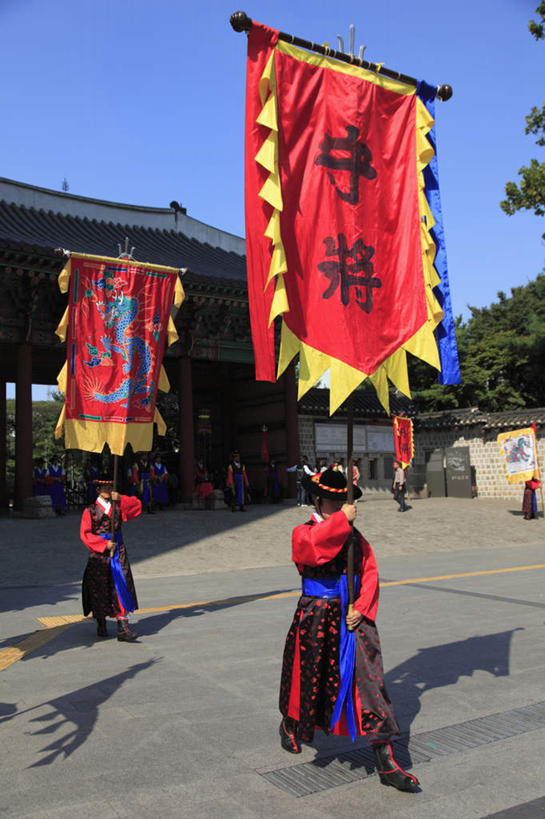 东方人,家,宫殿,站,举,竖图,室外,白天,正面,民族服装,度假,美景,植物,别墅,门,城市风光,城市,旗帜,首尔,汉城,韩国,亚洲,一排,握,阴影,服装,整齐,并列,并排,光线,影子,房屋,墙,屋子,景观,公寓,围墙,首都,许多人,拿,拿着,注视,黄种人,娱乐,旗子,洋房,楼房,墙壁,墙面,住宅,树,树木,排列,衣服,蓝色,绿色,蓝天,天空,阳光,自然,门框,天,观察,看,托,站着,一群人,享受,休闲,景色,放松,握着,服饰,生长,晴朗,成长,观看,察看,衣着,穿着,队列,关注,豪宅,平行,东亚,万里无云,旌旗,旗号,大韩民国,首尔市,首尔特别市,特别市,衣饰,男人,男性,中年男性,亚洲人,晴空,晴空万里,举起,举手,举着,向上举,向上伸,向上托,站立,彩图,全身,传统服装,民俗服,房子