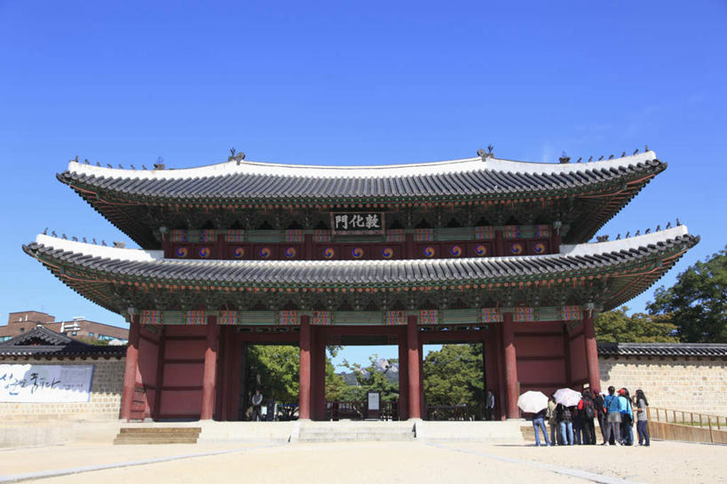 东方人,宫殿,栏杆,站,走,横图,室外,白天,正面,旅游,度假,植物,楼梯,门,标志建筑,地标,建筑,昌德宫,首尔,汉城,韩国,亚洲,阴影,光线,扶手,影子,阶梯,墙,首都,许多人,黄种人,娱乐,建设,护栏,墙壁,墙面,台阶,树,树木,蓝色,绿色,蓝天,天空,阳光,自然,门框,天,站着,一群人,享受,休闲,旅游胜地,放松,生长,晴朗,成长,东亚,万里无云,大韩民国,首尔市,首尔特别市,特别市,王宫,乐宫,东阙,男人,男性,年轻男性,年轻女性,女人,女性,亚洲人,晴空,晴空万里,步行,散步,站立,走路,彩图,全身
