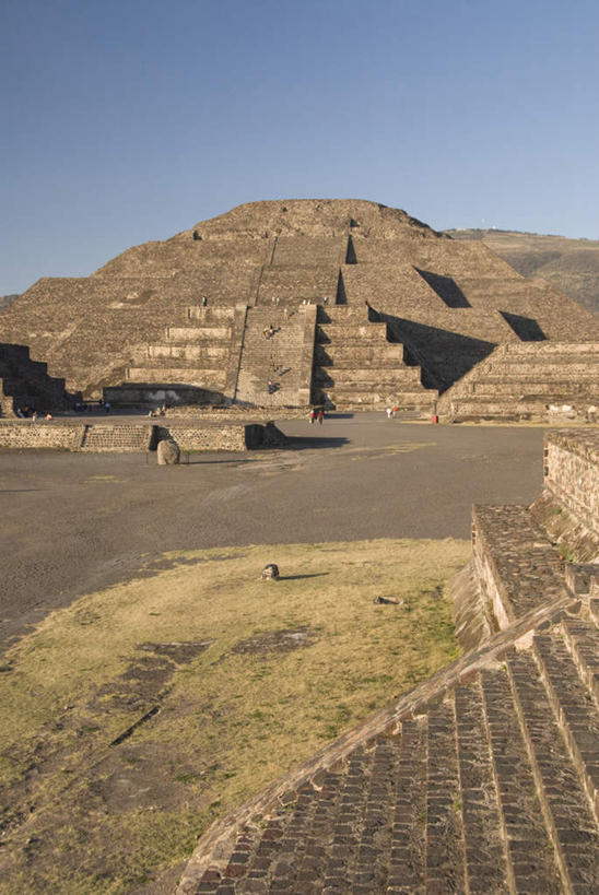 西方人,广场,栏杆,站,走,竖图,室外,白天,正面,旅游,度假,草地,草坪,名胜古迹,沙漠,山,山脉,植物,楼梯,标志建筑,地标,建筑,墨西哥,欧洲,非洲,黑人,欧洲人,阴影,遗迹,光线,扶手,三角形,影子,阶梯,山峰,山峦,许多人,古迹,历史,文物,娱乐,建设,古建筑,护栏,台阶,草,树,树木,蓝色,绿色,蓝天,天空,阳光,自然,群山,天,站着,一群人,享受,休闲,旅游胜地,金字塔,放松,生长,晴朗,成长,北美,陵墓,北美洲,美洲,古文明,万里无云,古代七大奇迹,方锥形,北亚美利加洲,亚美利加洲,墨西哥合众国,仙人掌王国,月亮金字塔,男人,男性,年轻男性,年轻女性,女人,女性,非洲人,大漠,砂漠,晴空,晴空万里,步行,散步,站立,走路,彩图,全身,标志性建筑