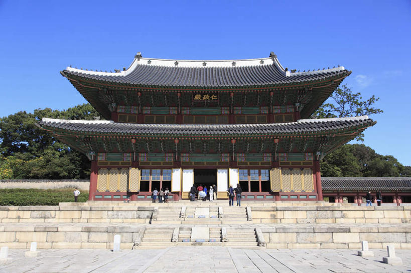 无人,宫殿,栏杆,横图,室外,白天,正面,旅游,度假,植物,楼梯,门,标志建筑,地标,建筑,昌德宫,首尔,汉城,韩国,亚洲,阴影,光线,扶手,影子,阶梯,首都,娱乐,建设,护栏,台阶,树,树木,蓝色,绿色,蓝天,天空,阳光,自然,门框,天,享受,休闲,旅游胜地,放松,生长,晴朗,成长,东亚,万里无云,大韩民国,首尔市,首尔特别市,特别市,王宫,乐宫,东阙,晴空,晴空万里,彩图