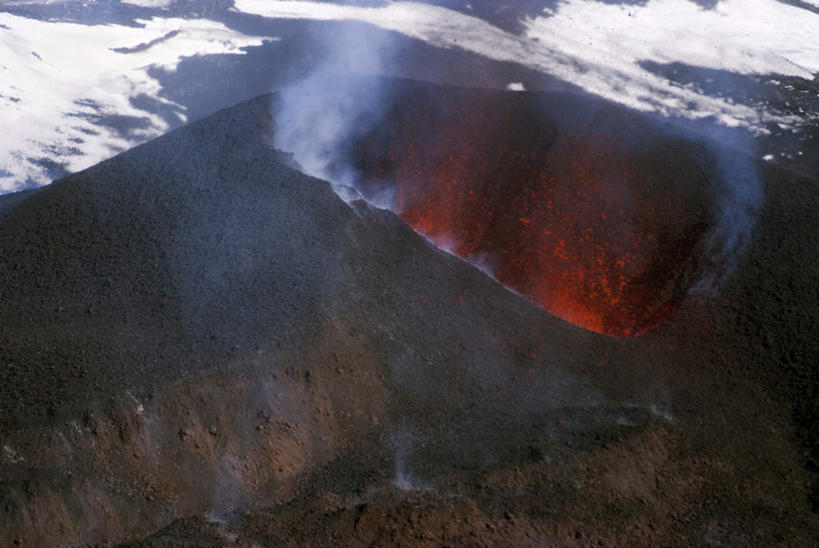 无人,横图,俯视,室外,白天,旅游,度假,热情,火山,石头,美景,山,山脉,火,欧洲,冰岛,阴影,飞溅,溅,光线,火焰,石子,液体,影子,景观,山顶,山峰,山峦,燃烧,娱乐,阳光,自然,群山,享受,休闲,烟,景色,放松,喷洒,自然风光,北欧,爆发,沉积岩,冰岛共和国,颠峰,极峰,暴发,发作,水成岩,活火山,石块,死火山,休眠火山,岩石,彩图,高角度拍摄