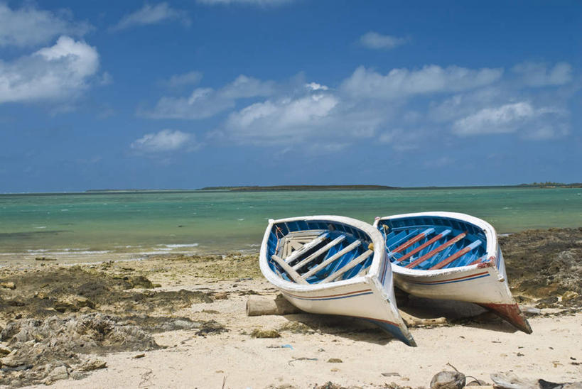 无人,横图,室外,白天,正面,旅游,度假,草地,草坪,岛屿,海浪,海洋,美景,沙滩,植物,船,非洲,毛里求斯,停靠,阴影,朦胧,模糊,光线,沙子,影子,岛,海岸,景观,浪花,云,云朵,木船,沙地,两艘,云彩,娱乐,草,蓝色,绿色,白云,蓝天,天空,阳光,自然,海水,交通工具,天,享受,休闲,景色,放松,晴朗,舟,停泊,自然风光,载具,海景,阿非利加洲,毛里求斯共和国,罗德里格斯岛,大海,风浪,海,海水的波动,海滩,近岸浪,列岛,群岛,涌浪,诸岛,晴空,彩图