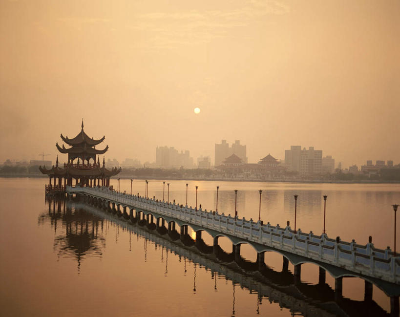 无人,寺庙,栏杆,横图,俯视,室外,白天,旅游,度假,日出,湖,湖泊,石头,水,太阳,标志建筑,地标,建筑,台湾,中国,亚洲,阴影,波纹,光线,石子,影子,墙,屋顶,湖面,水流,水面,围栏,塔,桥,朝霞,晨曦,黎明,涟漪,顶棚,娱乐,建设,石桥,宝塔,护栏,拱桥,墙壁,墙面,栈桥,倒影,水纹,阳光,庙宇,波浪,湖水,享受,休闲,旅游胜地,放松,拱形,人行桥,石拱桥,倒映,东亚,高雄市,港澳台,中华人民共和国,水晕,台湾省,高雄,浮图,浮屠,反照,石块,朝阳,彩图,高角度拍摄,破晓,庙,寺,台