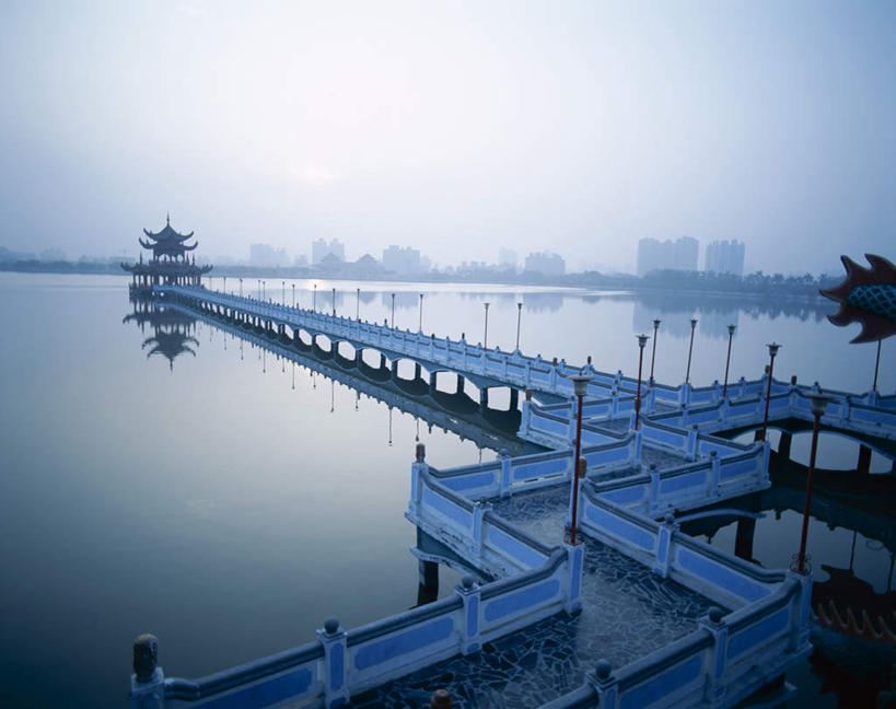 无人,寺庙,栏杆,横图,俯视,航拍,室外,白天,日出,湖,湖泊,石头,水,太阳,台湾,中国,亚洲,阴影,波纹,光线,石子,影子,墙,屋顶,湖面,水流,水面,围栏,塔,桥,朝霞,晨曦,黎明,涟漪,顶棚,石桥,宝塔,护栏,拱桥,墙壁,墙面,栈桥,倒影,水纹,阳光,庙宇,波浪,湖水,拱形,人行桥,石拱桥,倒映,鸟瞰,东亚,高雄市,港澳台,中华人民共和国,水晕,台湾省,高雄,浮图,浮屠,反照,石块,朝阳,彩图,高角度拍摄,破晓,庙,寺,台