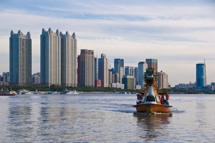 无人,高楼大厦,横图,室外,白天,正面,度假,河流,美景,水,城市风光,城市,大厦,建筑,轮船,摩天大楼,船,中国,亚洲,一艘,阴影,波纹,飞溅,溅,光线,液体,影子,河水,景观,水滴,水流,云,云朵,云彩,娱乐,水珠,蓝色,白云,蓝天,水纹,天空,阳光,船尾波,交通工具,波浪,天,享受,休闲,景色,放松,晴朗,哈尔滨,黑,喷洒,载具,东亚,黑龙江,黑龙江省,中华人民共和国,省会,东北地区,哈尔滨市,晴空,彩图,大楼,高层建筑,高楼,摩天楼