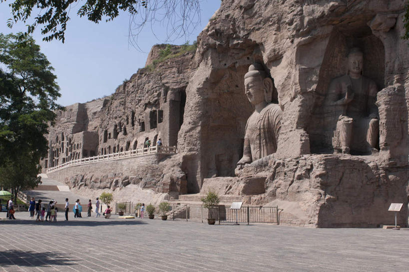 东方人,站,横图,室外,白天,仰视,旅游,度假,石头,名胜古迹,山,山脉,植物,标志建筑,地标,建筑,雕塑,大同,云岗石窟,中国,亚洲,行人,游客,游人,阴影,服装,节日,遗迹,艺术,装饰,光线,雕刻,雕像,石子,影子,墙,山峰,山峦,许多人,注视,休闲装,黄种人,古迹,文化,文物,娱乐,建设,古建筑,路人,旅客,墙壁,墙面,树,树木,衣服,蓝色,绿色,蓝天,天空,阳光,自然,工艺品,群山,天,观察,看,祈祷,站着,一群人,享受,休闲,健康,休闲服,旅游胜地,放松,许愿,宗教,服饰,信仰,生长,晴朗,成长,观看,纪念,祈求,美术,察看,关注,主题,陈列,古文明,东亚,山西,山西省,万里无云,云冈石窟,中华人民共和国,华北地区,功能,美学,晋,大同市,过客,平安,男人,男性,女人,女性,中年男性,中年女性,亚洲人,石块,岩石,晴空,晴空万里,站立,彩图,低角度拍摄,全身