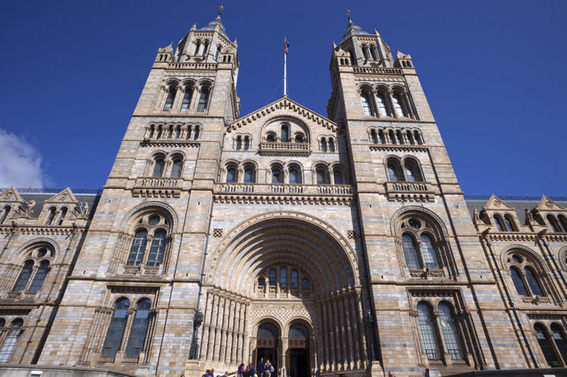 无人,博物馆,横图,室外,白天,仰视,旅游,度假,窗户,标志建筑,地标,建筑,英国,欧洲,伦敦,一排,阴影,研究,整齐,并列,并排,光线,影子,墙,云,云朵,首都,教育,云彩,娱乐,建设,玻璃窗,墙壁,墙面,排列,蓝色,白云,蓝天,天空,阳光,天,享受,休闲,旅游胜地,放松,晴朗,展览,西欧,队列,欣赏,大不列颠,平行,陈列,大不列颠及北爱尔兰联合王国,大不列颠及爱尔兰联合王国,雾都,典藏,肯辛顿.切尔西区,南肯辛顿,晴空,彩图,低角度拍摄,大不列颠王国,大英帝国,联合王国,日不落帝国