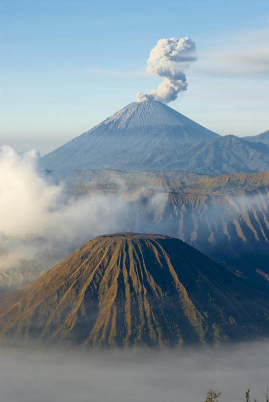 无人,竖图,俯视,航拍,室外,白天,旅游,度假,日出,火山,石头,美景,太阳,雾,印度尼西亚,印尼,亚洲,朦胧,模糊,石子,景观,云,云朵,朝霞,晨曦,黎明,云彩,娱乐,白云,阳光,自然,享受,休闲,景色,放松,东南亚,迷雾,鸟瞰,自然风光,印度尼西亚共和国,千岛之国,婆罗摩火山,活火山,石块,死火山,休眠火山,岩石,朝阳,大雾,彩图,高角度拍摄,破晓