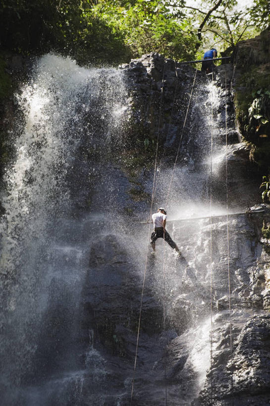 西方人,两个人,攀登,竖图,室外,白天,仰视,锻炼,旅游,度假,探险,运动,攀岩,石头,美景,瀑布,水,植物,欧洲,美国,欧洲人,吊挂,悬挂,阴影,飞溅,服装,溅,光线,石子,液体,影子,景观,水滴,青苔,苔藓,首都,挂,休闲装,娱乐,极限运动,水珠,树,树木,衣服,绿色,阳光,自然,绳子,享受,休闲,休闲服,爬,景色,放松,服饰,生长,成长,绳索,北美,北美洲,喷洒,自然风光,室外运动,美洲,户外运动,华盛顿特区,首府,华盛顿哥伦比亚特区,华府,北亚美利加洲,亚美利加洲,哥伦比亚特区,冒险,体育,男人,男性,年轻男性,白种人,跌水,石块,岩石,登山,攀爬,彩图,低角度拍摄,全身,健身