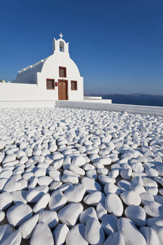 无人,教堂,竖图,室外,白天,正面,旅游,度假,沙滩,标志建筑,地标,建筑,希腊,欧洲,节日,沙子,海岸,沙地,文化,娱乐,建设,祈愿,蓝色,蓝天,天空,天,祈祷,享受,休闲,健康,旅游胜地,放松,许愿,宗教,信仰,晴朗,纪念,祈求,信号,基督教,基克拉迪群岛,圣托里尼岛,天主教,报时,信念,希腊共和国,万里无云,召集,基克拉泽斯群岛,鸣钟,平安,钟,海滩,晴空,晴空万里,彩图,大教堂,礼拜堂