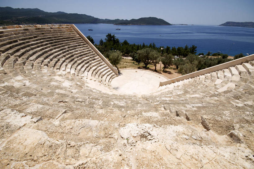 无人,体育馆,运动场,横图,俯视,室外,白天,旅游,度假,海浪,海洋,名胜古迹,森林,树林,植物,楼梯,标志建筑,地标,建筑,土耳其,亚洲,阴影,遗迹,光线,影子,阶梯,浪花,水平线,辽阔,海平线,古迹,文物,娱乐,建设,体育场,古建筑,台阶,树,树木,蓝色,绿色,白云,蓝天,天空,阳光,自然,海水,天,享受,休闲,广阔,旅游胜地,放松,生长,晴朗,成长,一望无际,西亚,海景,古文明,万里无云,运动馆,安纳托利亚,小亚细亚,无边无际,一马平川,大海,风浪,海,海水的波动,近岸浪,涌浪,晴空,晴空万里,彩图,高角度拍摄,水天相接,水天一线,土耳其共和国