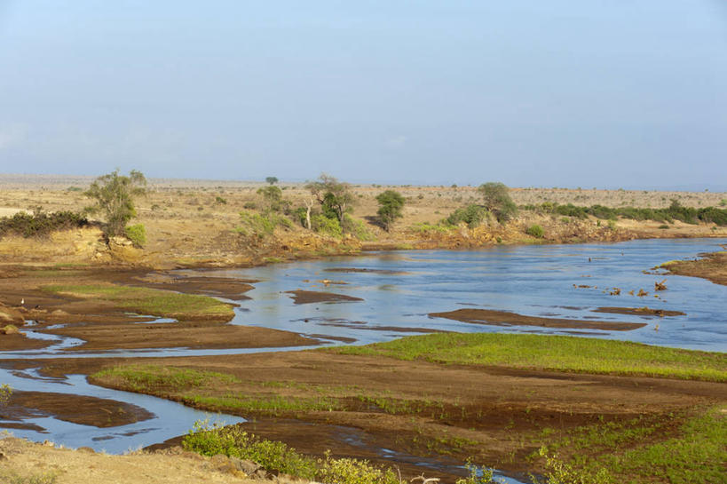 无人,公园,横图,室外,白天,正面,旅游,度假,草地,草坪,湖,湖泊,美景,水,植物,非洲,肯尼亚,阴影,光线,影子,地平线,湖面,景观,水流,水面,辽阔,地面,娱乐,草,树,树木,蓝色,绿色,倒影,蓝天,天空,阳光,自然,湖水,天,享受,休闲,广阔,景色,放松,生长,晴朗,成长,一望无际,倒映,国家公园,自然风光,延伸,万里无云,天地相交,阿非利加洲,肯尼亚共和国,无边无际,一马平川,反照,察沃国家公园,晴空,晴空万里,彩图