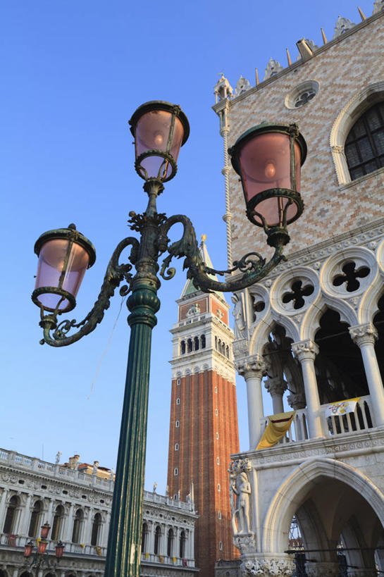 无人,家,宫殿,竖图,室外,白天,仰视,旅游,度假,名胜古迹,别墅,标志建筑,地标,建筑,路灯,照明,意大利,欧洲,威尼斯,阴影,遗迹,光线,影子,房屋,屋子,公寓,灯光,古迹,文物,娱乐,建设,古建筑,洋房,楼房,住宅,灯,祈愿,蓝色,蓝天,天空,阳光,天,享受,休闲,旅游胜地,放松,晴朗,祈求,照亮,信号,照明设备,南欧,报时,古文明,万里无云,意大利共和国,召集,威尼斯总督府,威尼斯公爵府,总督府,鸣钟,钟,晴空,晴空万里,彩图,低角度拍摄,房子