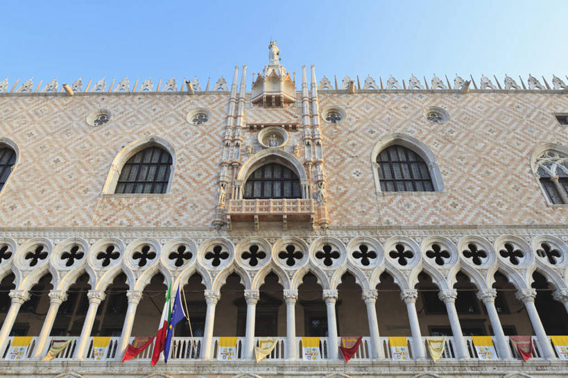 无人,家,宫殿,横图,室外,白天,仰视,旅游,度假,名胜古迹,别墅,窗户,标志建筑,地标,建筑,旗帜,意大利,欧洲,威尼斯,阴影,遗迹,光线,影子,房屋,墙,屋子,公寓,古迹,文物,娱乐,旗子,建设,古建筑,洋房,楼房,玻璃窗,墙壁,墙面,住宅,蓝色,蓝天,天空,阳光,天,享受,休闲,旅游胜地,放松,晴朗,南欧,古文明,万里无云,意大利共和国,旌旗,旗号,威尼斯总督府,威尼斯公爵府,总督府,晴空,晴空万里,彩图,低角度拍摄,房子