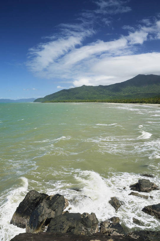 无人,公园,竖图,室外,白天,正面,旅游,度假,海浪,海洋,石头,美景,森林,沙滩,树林,植物,澳大利亚,阴影,光线,沙子,石子,影子,海岸,景观,浪花,水平线,云,云朵,辽阔,海平线,沙地,云彩,娱乐,树,树木,蓝色,绿色,白云,蓝天,天空,阳光,自然,海水,天,享受,休闲,广阔,景色,放松,生长,晴朗,成长,一望无际,国家公园,自然风光,大洋洲,澳洲,海景,昆士兰州,南方大陆,澳大利亚联邦,昆士兰,无边无际,一马平川,丹翠国家公园,大海,风浪,海,海水的波动,海滩,近岸浪,石块,岩石,涌浪,晴空,彩图,水天相接,水天一线