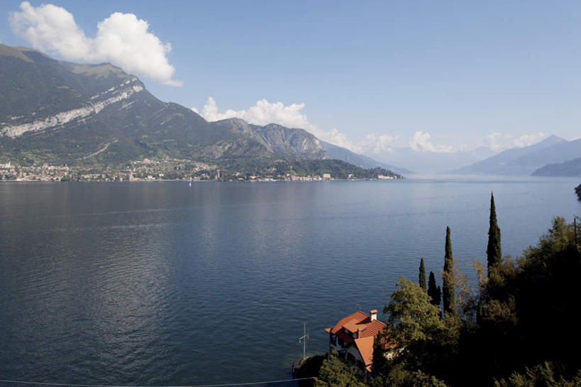 无人,横图,室外,白天,正面,旅游,度假,草地,草坪,湖,湖泊,石头,美景,山,山脉,水,植物,意大利,欧洲,阴影,波纹,光线,石子,影子,湖面,景观,山峰,水流,水面,云,云朵,涟漪,山峦,云彩,娱乐,草,树,树木,蓝色,绿色,白云,倒影,蓝天,水纹,天空,阳光,自然,波浪,湖水,群山,天,享受,休闲,景色,放松,生长,晴朗,成长,倒映,南欧,自然风光,伦巴第大区,意大利共和国,伦巴第,水晕,反照,科莫省,石块,岩石,晴空,彩图