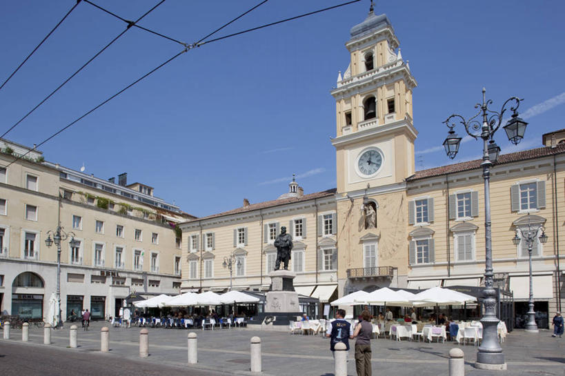 无人,餐厅,高楼大厦,横图,室外,白天,正面,度假,办公楼,钱,美景,窗户,城市风光,城市,大厦,建筑,路灯,摩天大楼,写字楼,照明,意大利,欧洲,一排,阴影,整齐,并列,并排,光线,钱币,伞,影子,雨伞,遮阳伞,景观,烟雾,灯光,娱乐,阳伞,玻璃窗,灯,排列,蓝色,蓝天,天空,阳光,楼宇,天,享受,休闲,商务楼,景色,放松,钞票,金融,纸币,经济,晴朗,污染,照亮,废气,照明设备,队列,南欧,平行,流通,纸钞,贸易,飞机尾迹,尾迹云,机尾云,飞机拉烟,云带,尾迹,万里无云,意大利共和国,帕尔马,机尾迹,飞机尾气,货币,现金,晴空,晴空万里,彩图,餐馆,大楼,饭店,饭馆,高层建筑,高楼,摩天楼