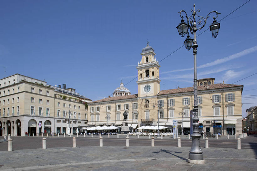 无人,餐厅,高楼大厦,横图,室外,白天,正面,度假,办公楼,钱,美景,窗户,城市风光,城市,大厦,建筑,路灯,摩天大楼,写字楼,照明,意大利,欧洲,一排,阴影,整齐,并列,并排,光线,钱币,伞,影子,雨伞,遮阳伞,景观,烟雾,灯光,娱乐,阳伞,玻璃窗,灯,排列,蓝色,蓝天,天空,阳光,楼宇,天,享受,休闲,商务楼,景色,放松,钞票,金融,纸币,经济,晴朗,污染,照亮,废气,照明设备,队列,南欧,平行,流通,纸钞,贸易,飞机尾迹,尾迹云,机尾云,飞机拉烟,云带,尾迹,万里无云,意大利共和国,帕尔马,机尾迹,飞机尾气,货币,现金,晴空,晴空万里,彩图,餐馆,大楼,饭店,饭馆,高层建筑,高楼,摩天楼