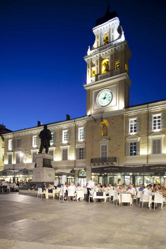 西方人,餐厅,高楼大厦,坐,竖图,室外,白天,仰视,度假,办公楼,钱,美景,窗户,城市风光,城市,大厦,建筑,路灯,摩天大楼,写字楼,照明,雕塑,意大利,欧洲,欧洲人,一排,阴影,艺术,整齐,装饰,并列,并排,光线,雕刻,雕像,钱币,影子,景观,灯光,许多人,注视,娱乐,玻璃窗,灯,排列,蓝色,蓝天,天空,工艺品,楼宇,天,观察,看,一群人,享受,休闲,商务楼,景色,放松,钞票,金融,纸币,经济,晴朗,观看,纪念,照亮,美术,察看,照明设备,队列,关注,南欧,主题,平行,流通,陈列,纸钞,贸易,万里无云,意大利共和国,帕尔马,功能,美学,货币,现金,男人,男性,女人,女性,中年男性,中年女性,白种人,晴空,晴空万里,坐着,彩图,低角度拍摄,全身,餐馆,大楼,饭店,饭馆,高层建筑,高楼,摩天楼