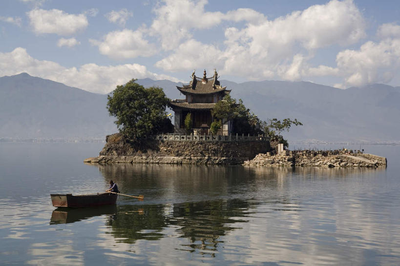 无人,寺庙,横图,室外,白天,正面,旅游,度假,湖,湖泊,石头,名胜古迹,山,山脉,水,植物,标志建筑,地标,建筑,轮船,船,大理,中国,亚洲,阴影,波纹,飞溅,遗迹,溅,光线,石子,液体,影子,湖面,山峰,水滴,水流,水面,云,云朵,塔,山峦,云彩,古迹,文物,娱乐,建设,古建筑,宝塔,云南,水珠,树,树木,蓝色,绿色,白云,倒影,蓝天,水纹,天空,阳光,自然,船尾波,庙宇,交通工具,波浪,湖水,群山,天,享受,休闲,旅游胜地,放松,生长,晴朗,成长,淡水湖,倒映,喷洒,载具,古文明,东亚,云南省,中华人民共和国,西南地区,滇,大理州,大理白族自治州,浮图,浮屠,反照,洱海,西洱河,小普陀岛,石块,岩石,晴空,彩图,庙,寺
