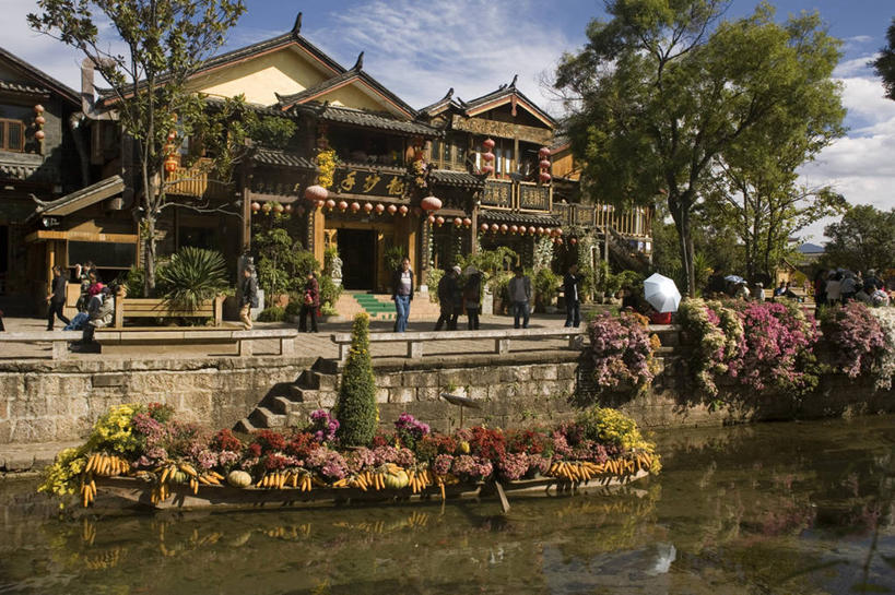 东方人,家,站,坐,横图,室外,白天,正面,旅游,度假,河流,水,植物,标志建筑,地标,建筑,船,水果,丽江,中国,亚洲,阴影,波纹,服装,新鲜,光线,影子,房屋,屋子,河水,水流,云,云朵,木船,生食,食品,果实,涟漪,许多人,云彩,黄种人,娱乐,建设,楼房,云南,住宅,树,树木,食物,衣服,蓝色,绿色,白云,倒影,蓝天,水纹,天空,阳光,自然,交通工具,波浪,天,站着,一群人,享受,休闲,旅游胜地,放松,服饰,有机食品,绿色食品,生长,晴朗,成长,倒映,舟,衣着,穿着,载具,独木舟,东亚,云南省,中华人民共和国,水晕,西南地区,滇,丽江市,衣饰,独木船,反照,男人,男性,女人,女性,中年男性,中年女性,亚洲人,晴空,站立,坐着,彩图,全身,房子